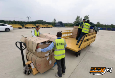 云南鲜花乘“飞的”绽放荆楚 一季度50吨鲜切花“空降”荆州机场