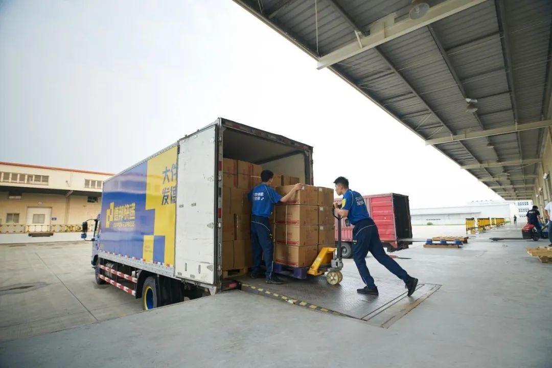 双十一快递价格上调，装卸服务成焦点 行业变革下的服务升级与成本博弈